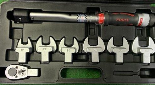 Interchangeable head torque wrenches